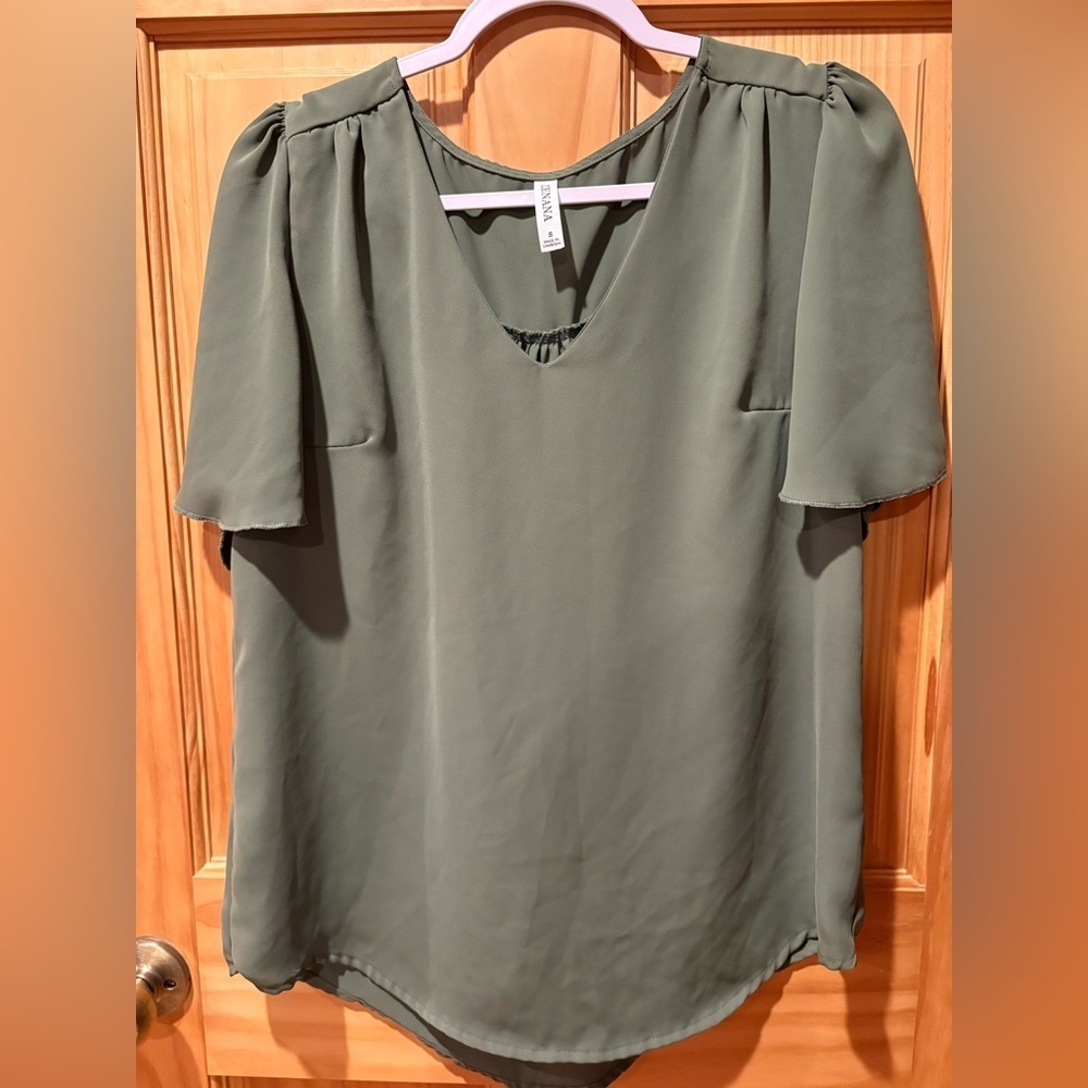 Zenana Airflow Flutter Sleeve Blouse
Top Olive Green Size Small women’s